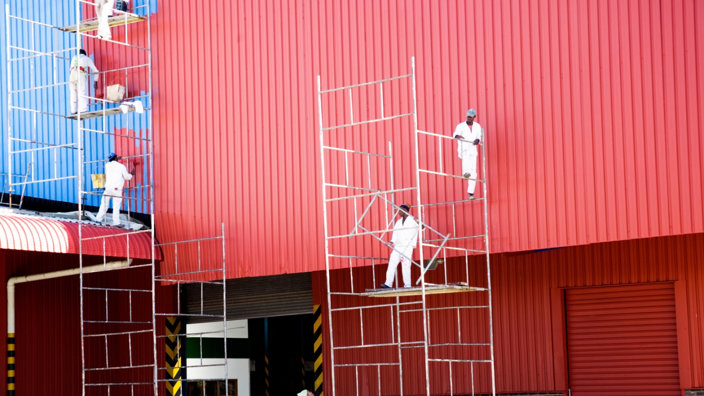 Pintura exterior profesional - Pintores trabajando en una fachada